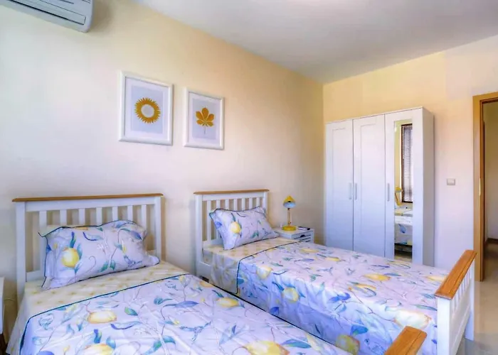 Lighthouse Golf Private - And Blue Holiday home *